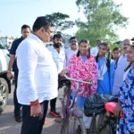 स्कूल से घर लौट रहे विद्यार्थियों से मिले शिक्षा मंत्री गजेन्द्र यादव, बच्चों से पढ़ाई, तिमाही परीक्षा और खेल-कूद की ली जानकारी, प्रार्थना शेड एवं मंच निर्माण के दिए निर्देश
