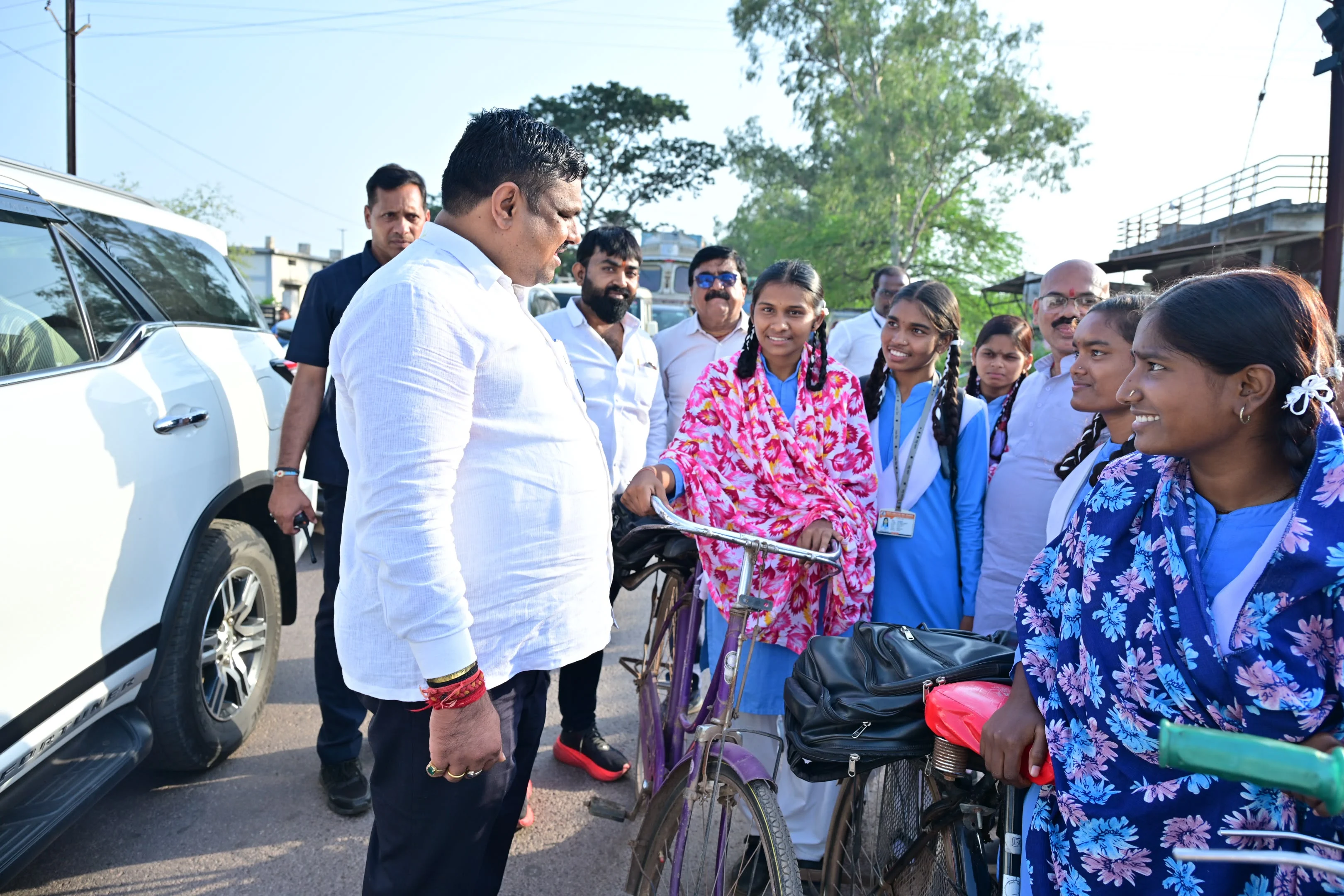 स्कूल से घर लौट रहे विद्यार्थियों से मिले शिक्षा मंत्री गजेन्द्र यादव, बच्चों से पढ़ाई, तिमाही परीक्षा और खेल-कूद की ली जानकारी, प्रार्थना शेड एवं मंच निर्माण के दिए निर्देश