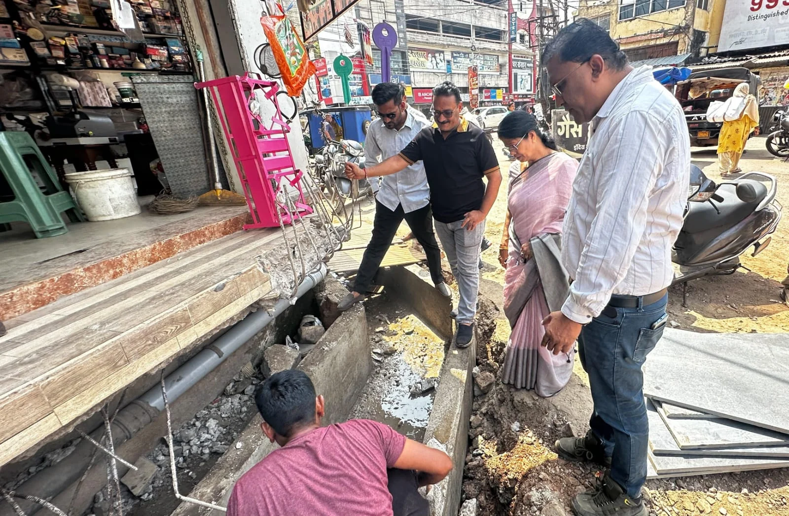 इंदिरा मार्केट में नाली निर्माण कार्य का महापौर अलका बाघमार ने किया औचक निरीक्षण, गुणवत्ता और ढलान की बारीकी से जांच