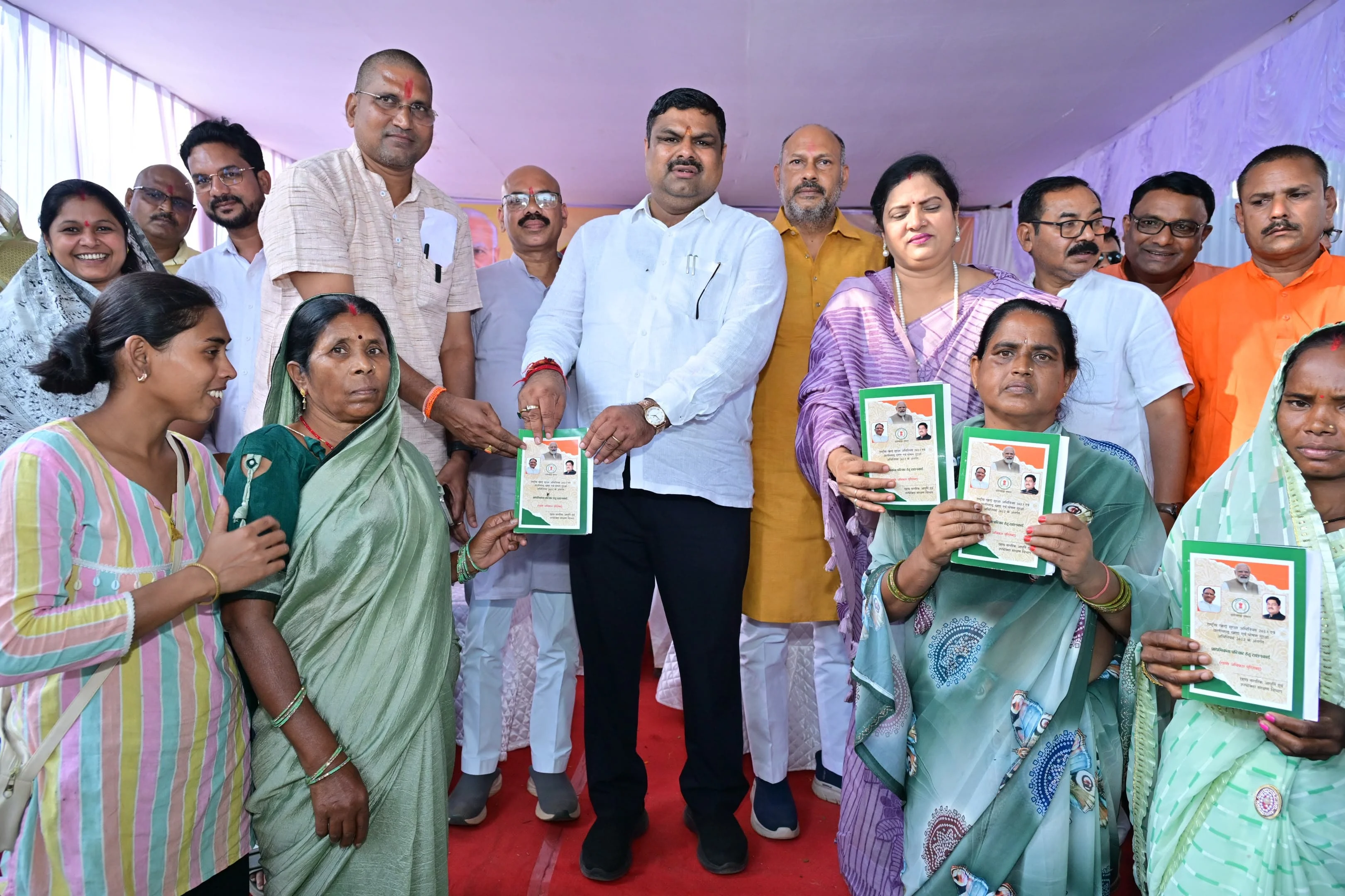सेवा सेतु कैंप में मंत्री गजेन्द्र यादव ने ग्रामीणों से किये संवाद, हितग्राहियों को वितरित किए प्रमाण-पत्र