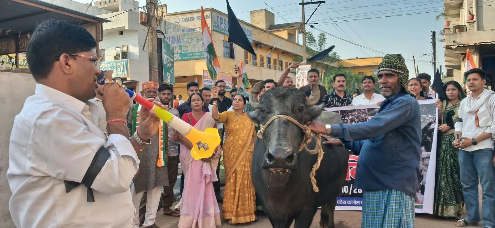 जामुल में ज्ञानेश कुमार की चुप्पी पर अनोखा प्रदर्शन, भैंस के सामने हॉर्न बजाकर जताया विरोध, जिले के सभी ब्लॉकों में गूंजा लोकतंत्र बचाने का संकल्प
