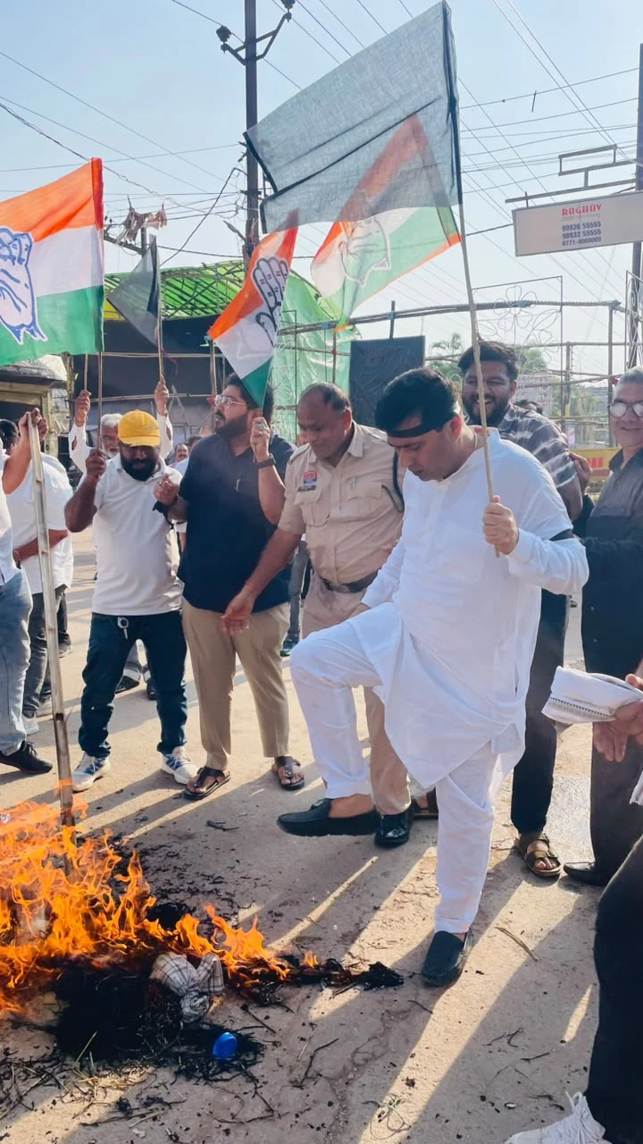 काला दिवस के तहत दुर्ग शहर में कांग्रेस का क्रमबद्ध विरोध प्रदर्शन एवं पुतला दहन, पांचों ब्लॉकों में निकली आक्रोश रैली, कांग्रेस कार्यकर्ताओं के साथ आम नागरिकों की भी सहभागिता रही