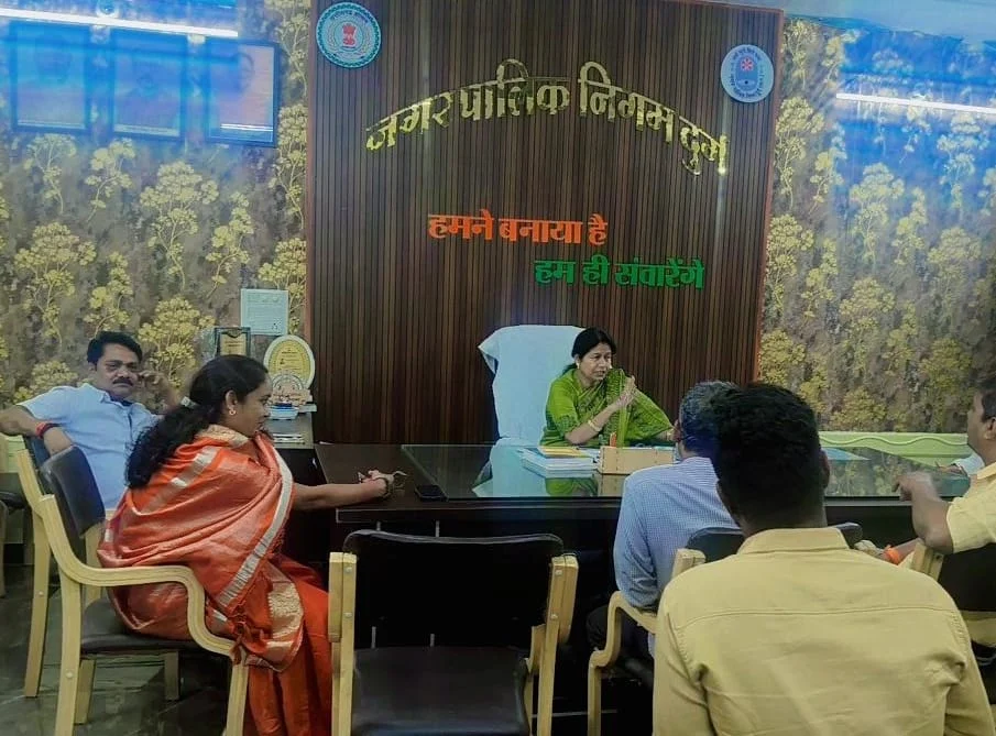 शहर के डिवाइडरों पर लगे कटआउट हटेंगे, महापौर ने दिए सख्त कार्रवाई के निर्देश, शहर के दी डिवाइडरों में कटआउट लगाने वालों पर 5 हजार जुर्माना,एवं एफआईआर की भी किया जाएगा