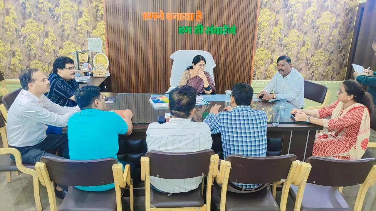 शहर में चल रहे छोटे-बड़े निर्माण कार्यों की महापौर अलका बाघमार ने अफसरों के साथ की समीक्षा
