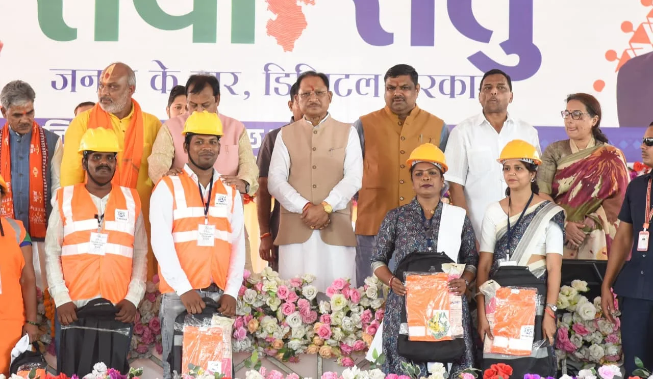 मुख्यमंत्री विष्णु देव साय ने सेवा सेतु शिविर में स्वच्छता दीदियों और स्वच्छता मित्रों का किया सम्मान
