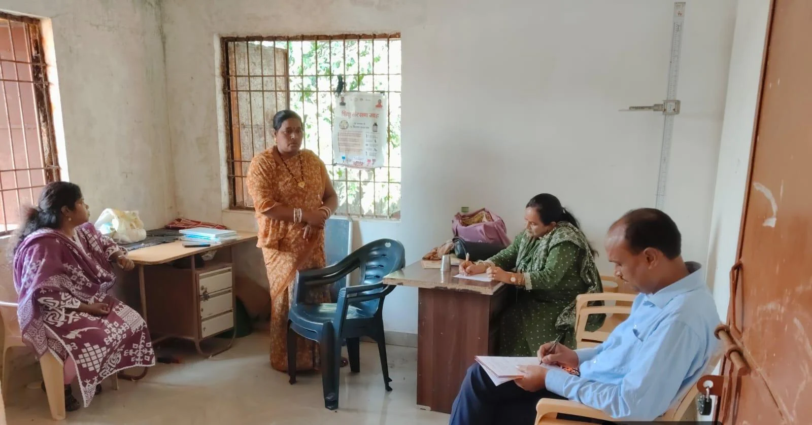 बच्चों को नहीं मिला दैनिक नाश्ता और गर्म भोजन, 5 केंद्रों की कार्यकर्ता और सहायिकाओं को नोटिस