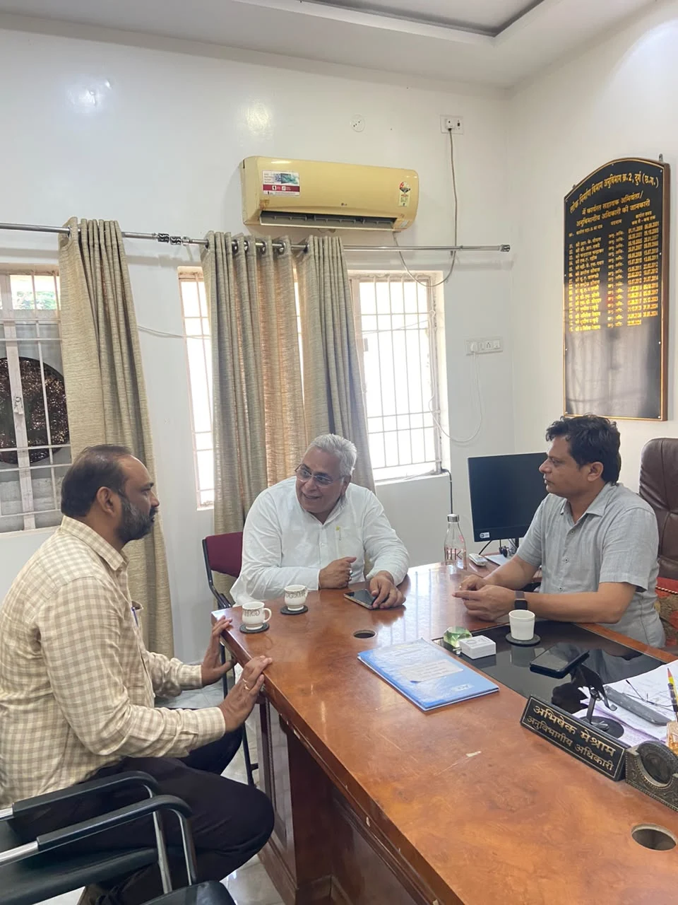 धमधा नाका ओवरब्रिज की जर्जर हालत और सड़कों के निर्माण में देरी पर अरुण वोरा ने जताई चिंता, PWD अधिकारियों से की चर्चा