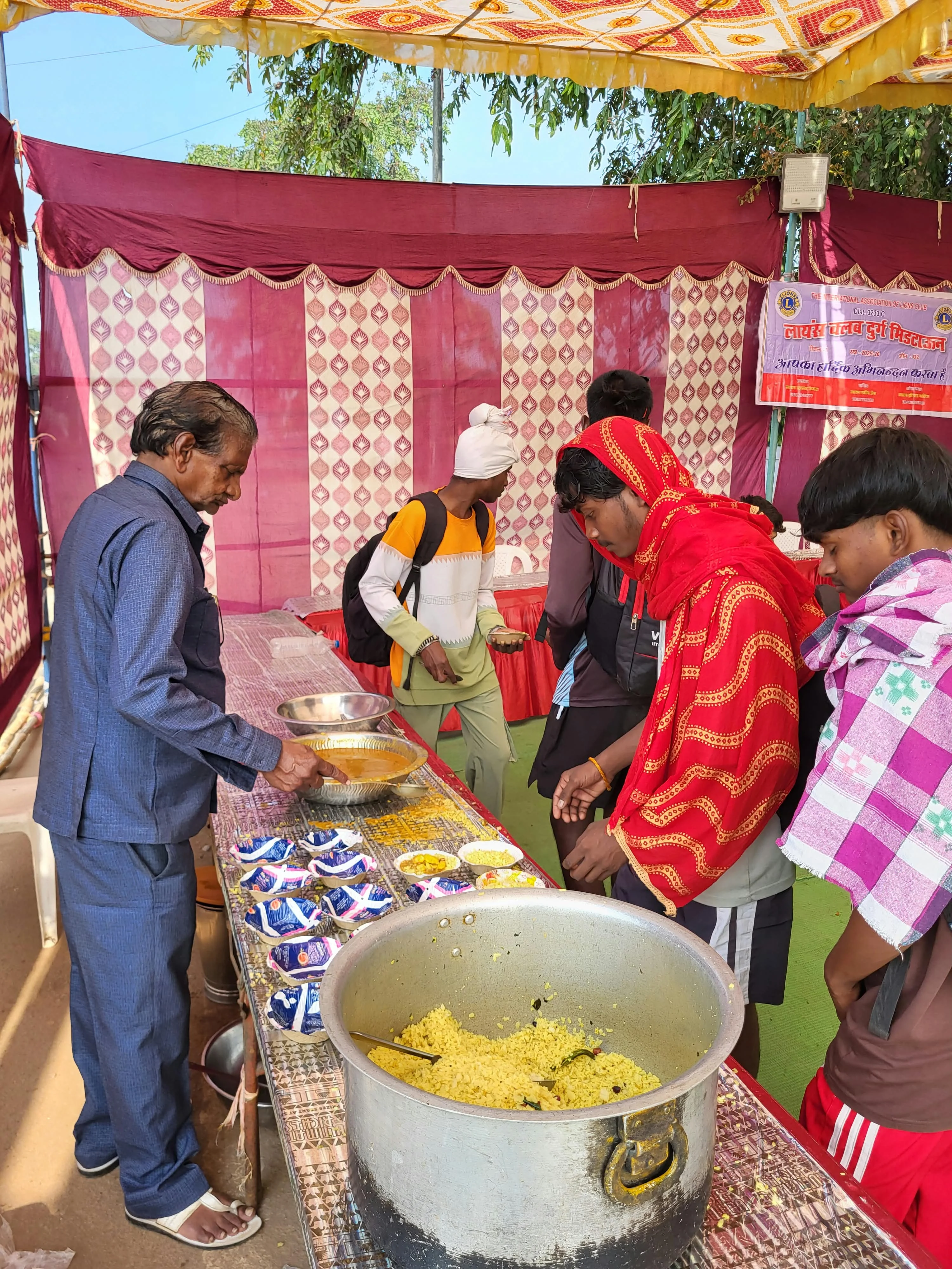 पदयात्रियों की सेवा में जुटा लायंस क्लब, शिवनाथ नदी किनारे लगाया सेवा पंडाल, जलपान, भोजन, पेयजल, चिकित्सा और विश्राम की व्यवस्था से पदयात्रियों को मिल रही राहत