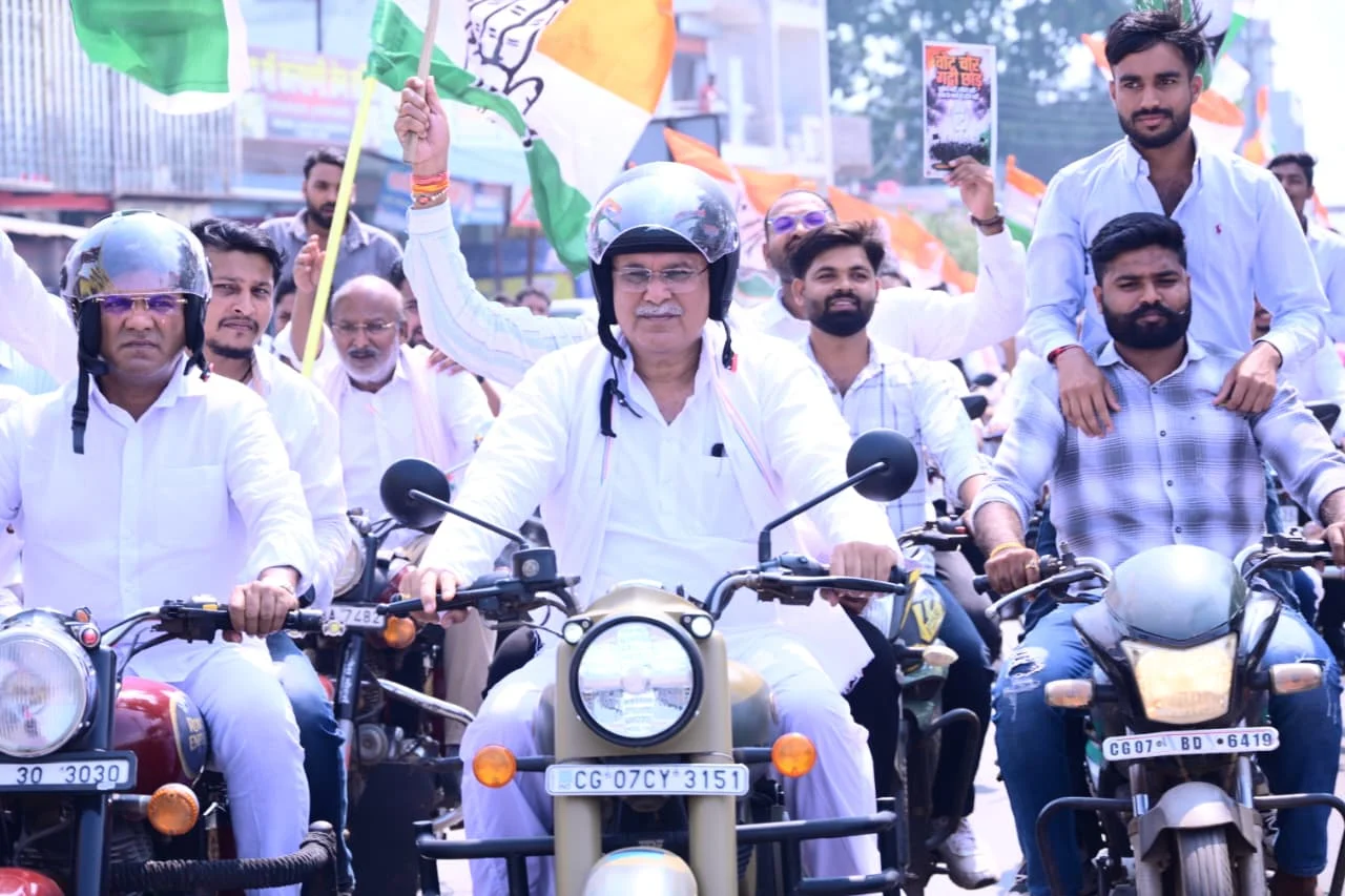 वोट चोरी के खिलाफ कांग्रेस का प्रदर्शन, पाटन में भूपेश बघेल ने दौड़ाया बुलेट, इधर दुर्ग ग्रामीण के मचांदुर से रिसामा तक भी निकली बाईक रैली