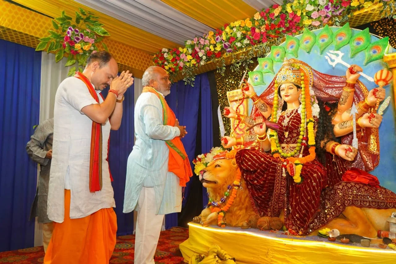 क्वांर नवरात्रि के पावन पर्व पर दुर्ग ग्रामीण विधायक ललित चंद्राकर ने विभिन्न दुर्गा पंडालों में माँ दुर्गा की पूजा-अर्चना कर प्रदेशवासियों की सुख-समृद्धि की कामना की
