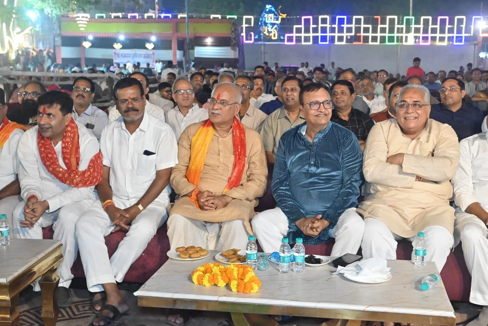 गंजपारा दुर्गोत्सव समिति दुर्गा धाम पुरानीगंज मंडी के प्रांगण में कवि सम्मेलन का आयोजन