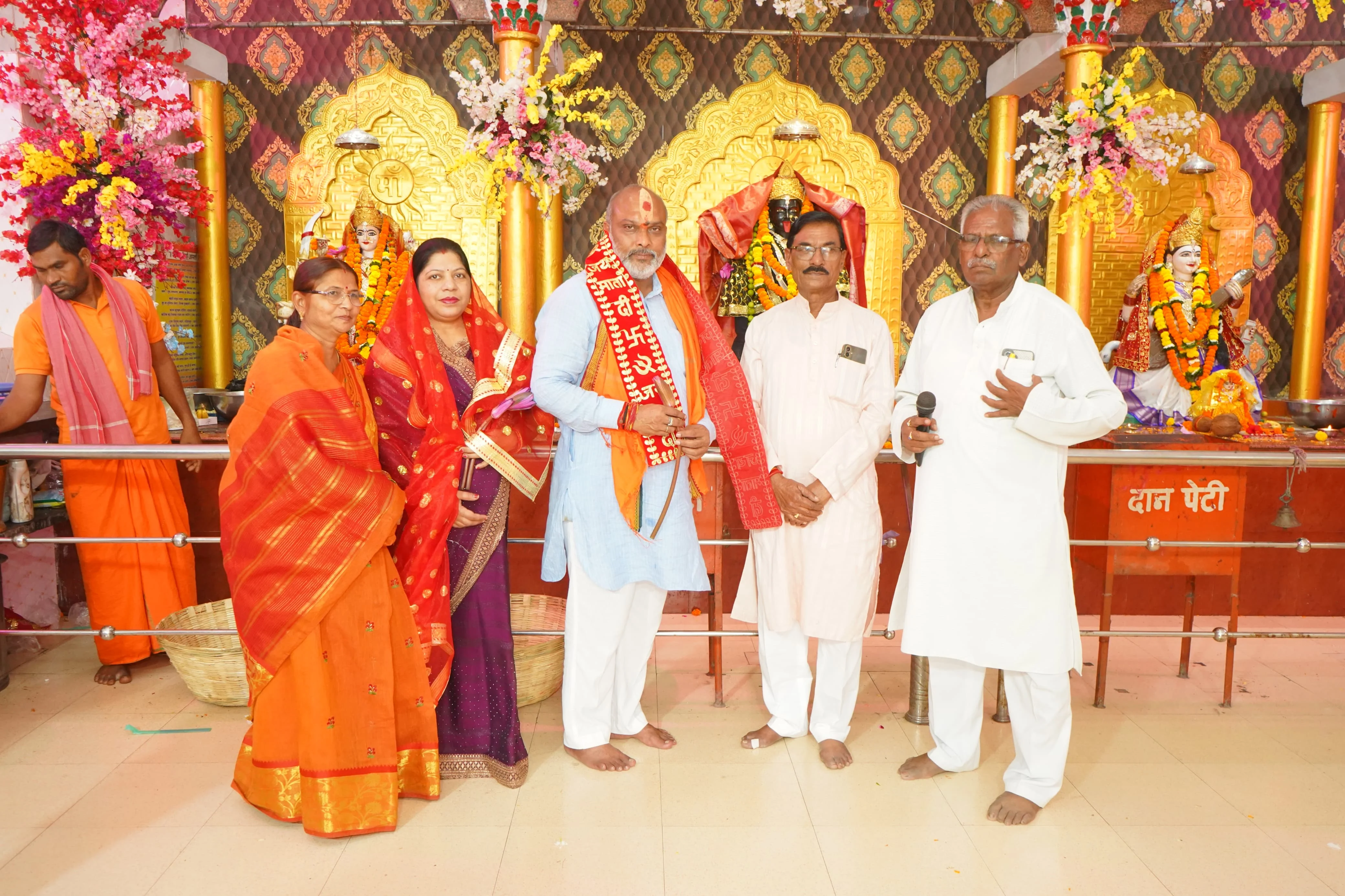नवरात्रि की पावन नवमी पर विधायक ललित चंद्राकर ने सपरिवार किया माँ सतरूपा शीतला मंदिर में दर्शन-पूजन, क्षेत्रवासियों की सुख-समृद्धि की कामना की