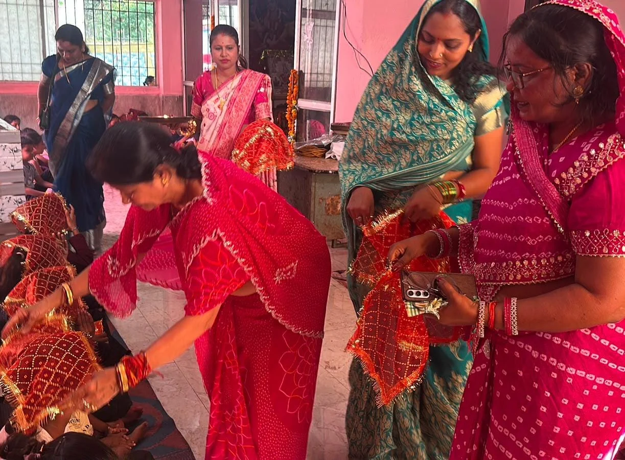 महाअष्टमी पर महापौर अलका बाघमार ने कन्याओं को भोजन कर लिया आशीर्वाद