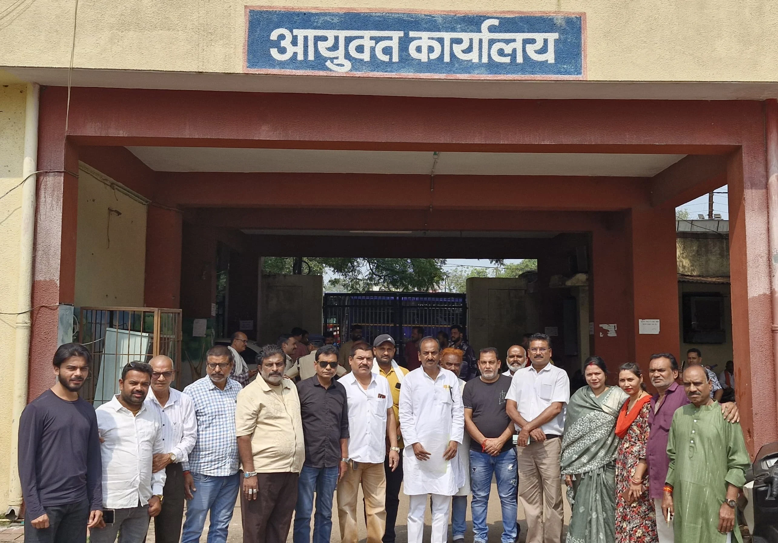 शहर के 60 वार्डों और मुख्य मार्गों में 2-3 महीनों से बंद स्ट्रीट लाइटें, नागरिकों में आक्रोश – मध्य ब्लॉक कांग्रेस कमेटी दुर्ग ने आयुक्त को सौंपा ज्ञापन