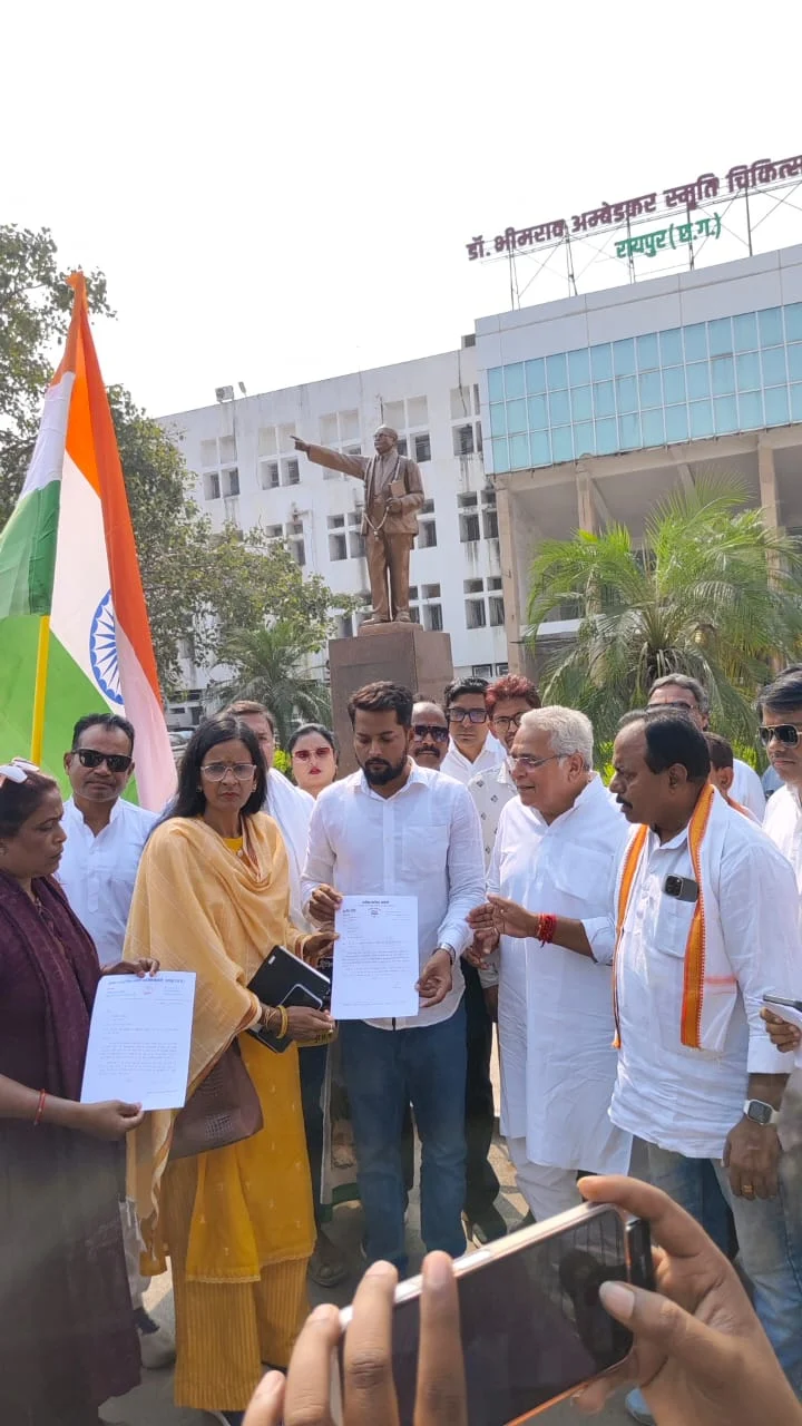वोट चोरी के खिलाफ कांग्रेस का हल्लाबोल, ‘वोट चोर, गद्दी छोड़’ के नारों से गूंजा रायपुर