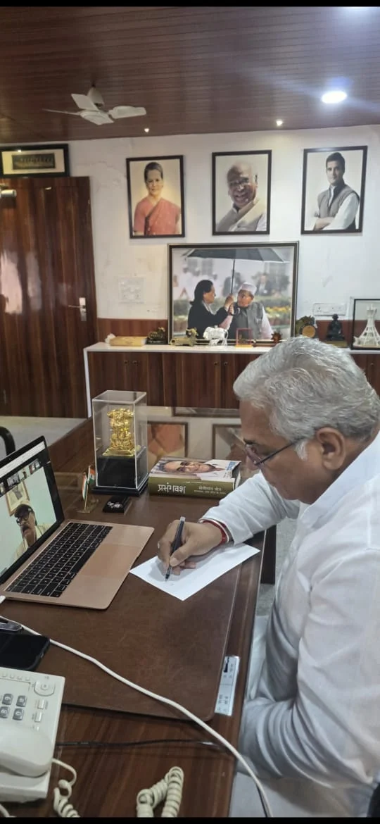 वोट चोर, गद्दी छोड़ के नारे के साथ कांग्रेस की राष्ट्रव्यापी मुहिम तेज, सुखदेव भगत की अध्यक्षता में ऑनलाइन बैठक में शामिल हुए अरुण वोरा