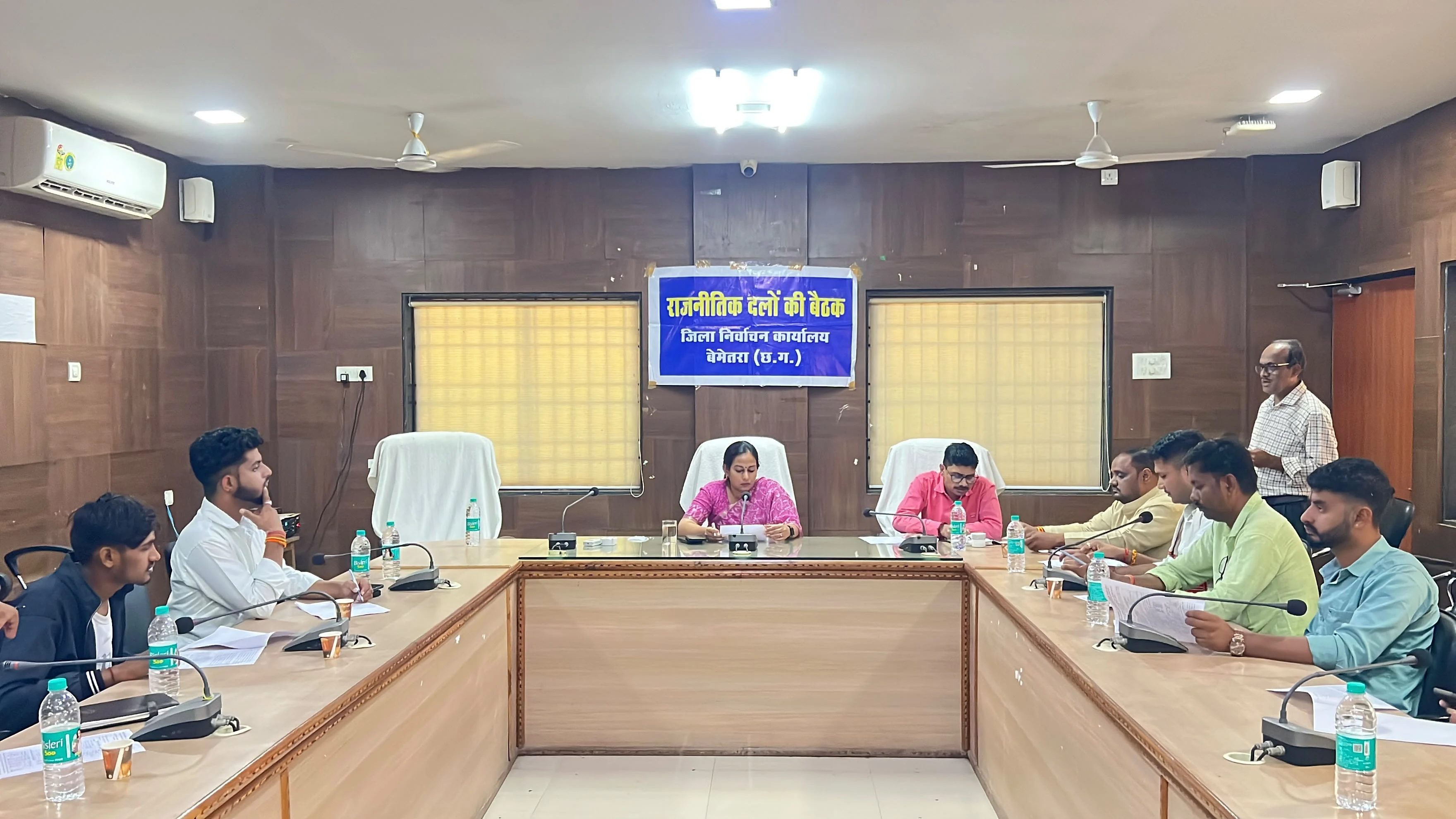 फोटोयुक्त निर्वाचक नामावलियों का विशेष संक्षिप्त पुनरीक्षण के अंतर्गत राजनीतिक दलों की हुई बैठक