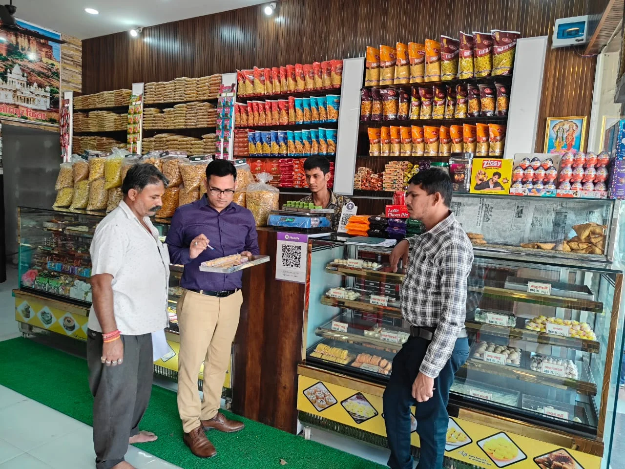 बेरला स्थित उत्सव डेयरी पर औचक निरीक्षण के दौरान अमानक पाए गए लगभग 150 लीटर दूध को मौके पर नियमानुसार नष्ट कराया गया
