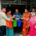 महापौर अलका बाघमार ने दुकानदारों को वितरित किए डस्टबिन, सड़क पर कचरा नहीं फेंकने की अपील