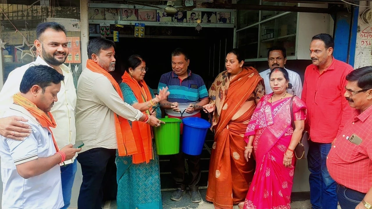 महापौर अलका बाघमार ने दुकानदारों को वितरित किए डस्टबिन, सड़क पर कचरा नहीं फेंकने की अपील
