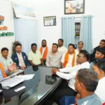 सिविल लाइन दुर्ग में "लोकतंत्र बचाओ, अराजकता हटाओ कार्यक्रम एवं जे.पी. नड्डा जी की पदयात्रा को लेकर विधायक ललित चंद्राकर ने ली बैठक