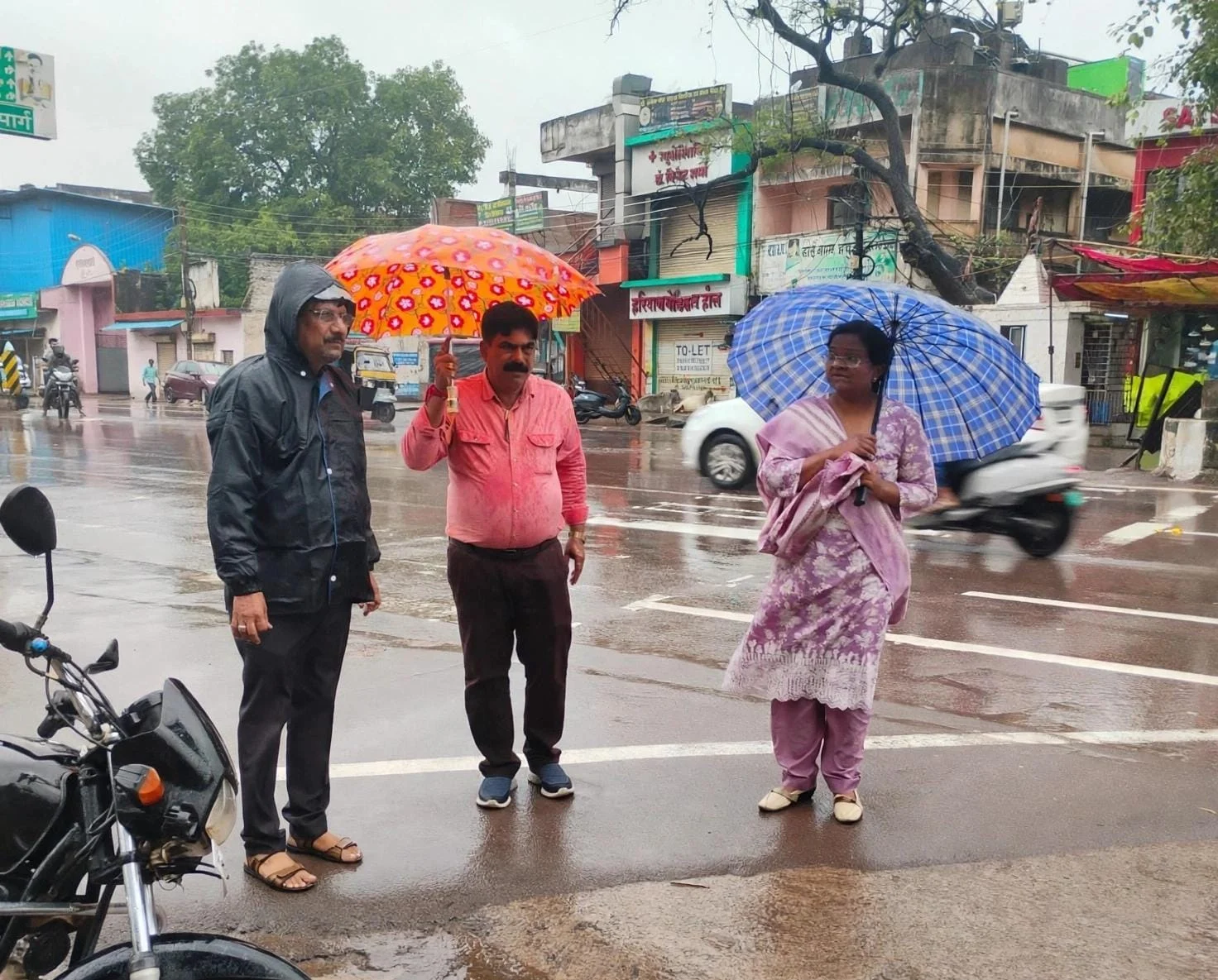 चक्रवाती तूफान के प्रभाव को देखते हुए निगम आयुक्त लीना कोसम ने किया शहर का निरीक्षण
