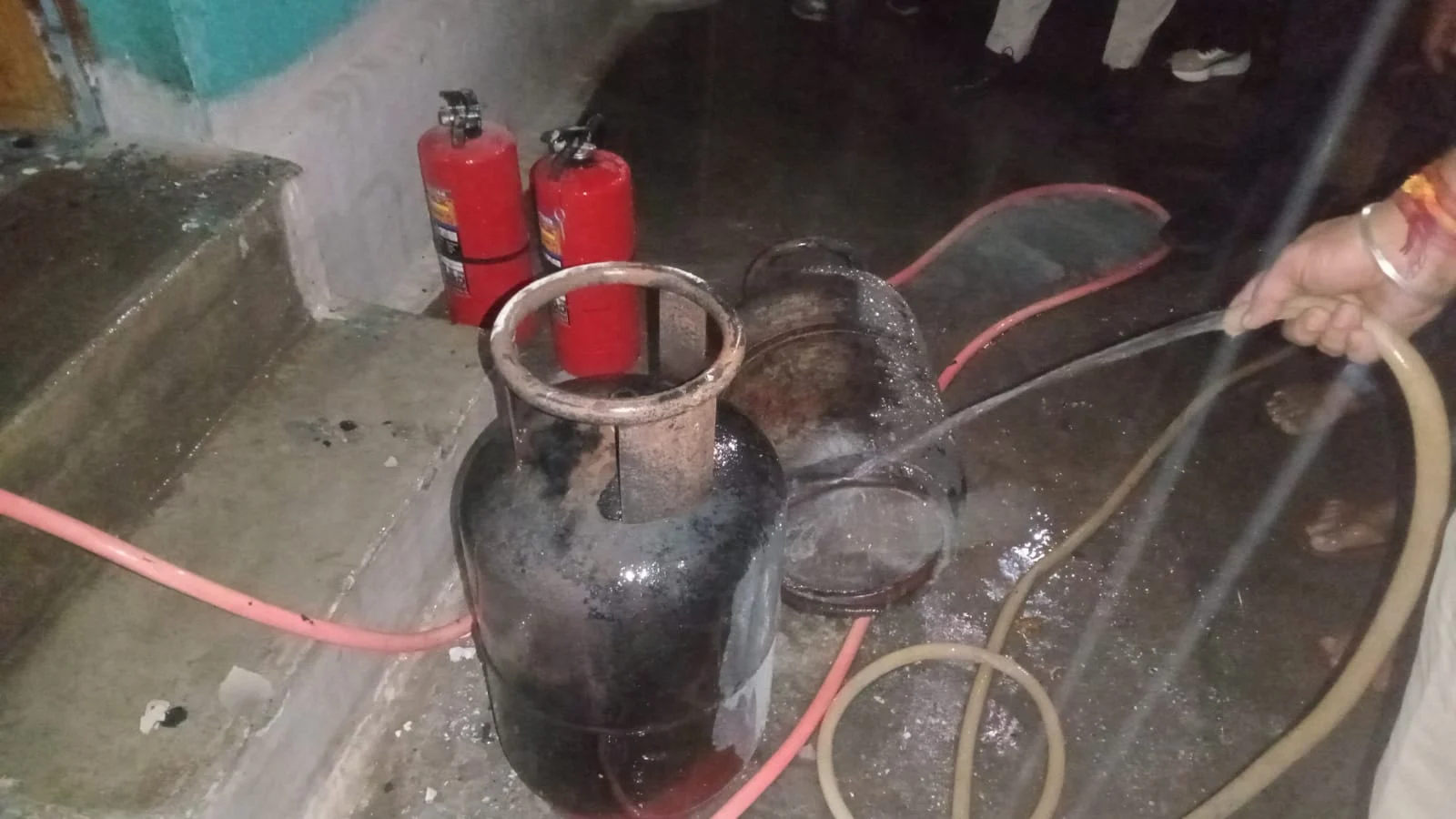 करवा चौथ की तैयारी के दौरान फटा गैस सिलेंडर, बाल-बाल बचा परिवार; अरुण वोरा ने घर पहुंचकर जाना हालचाल