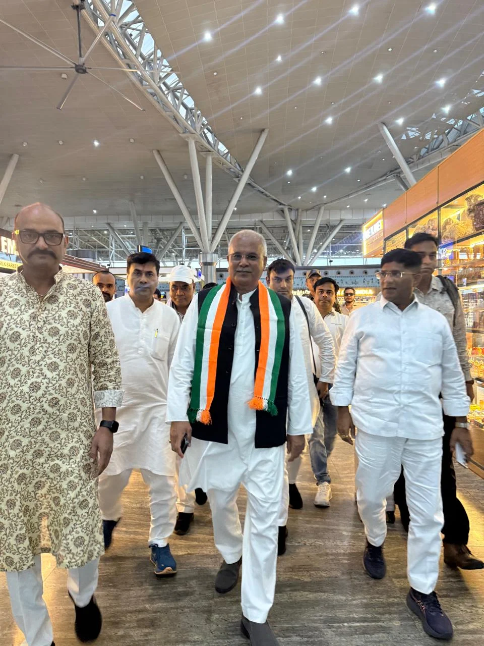 पूर्व मुख्यमंत्री भूपेश बघेल के साथ दिल्ली रवाना हुए जिलाध्यक्ष राकेश ठाकुर सहित कांग्रेस नेतागण, वोट बचाओ–देश बचाओ महारैली में होंगे शामिल