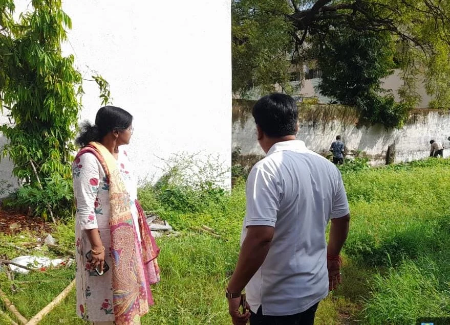 दीपावली से पहले बाजार क्षेत्रों में स्वच्छता व्यवस्था दुरुस्त करने अभियान, आयुक्त लीना कोसम ने इंदिरा मार्केट से बनियापारा तक सफाई व्यवस्था का किया निरीक्षण, व्यापारियों से की स्वच्छता बनाए रखने की अपील