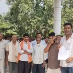  मही दही गांव में आवारा मवेशियों द्वारा धान की फसल को किया जा रहा चौपट, कार्रवाई की मांग करने पहुंचे ग्रामीण