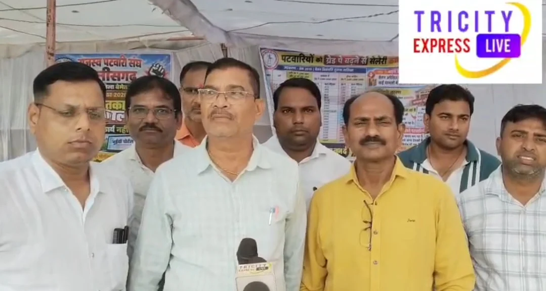 पीवी एप में तकनीकी दिक्कतें, विरोध में धरने पर बैठे पटवारी