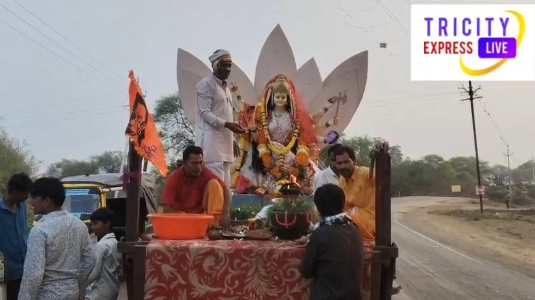 अमोरा घाट में मां दुर्गा की प्रतिमाओं और झांकी पहुंची विसर्जन के लिए