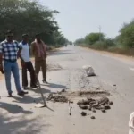 दुर्ग से बेमेतरा रोड में कंतेली से देवरबीजा के बीच सड़क में हो गए गड्ढों का किया जा रहा पेचवर्क