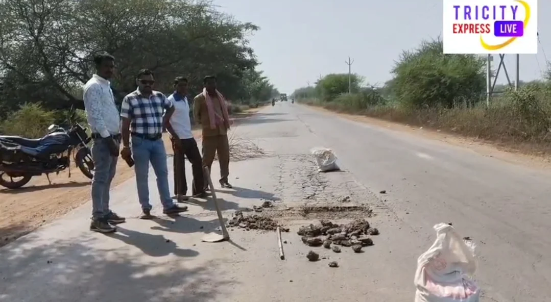 दुर्ग से बेमेतरा रोड में कंतेली से देवरबीजा के बीच सड़क में हो गए गड्ढों का किया जा रहा पेचवर्क