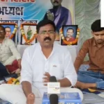 प्रधानमंत्री आवास में बंदरबाट, पार्षद व पार्षद पुत्र को जारी कर दिया भवन अनुज्ञा पत्र, कार्रवाई नहीं होने पर धरने पर बैठे देवकर नगर पंचायत के अध्यक्ष