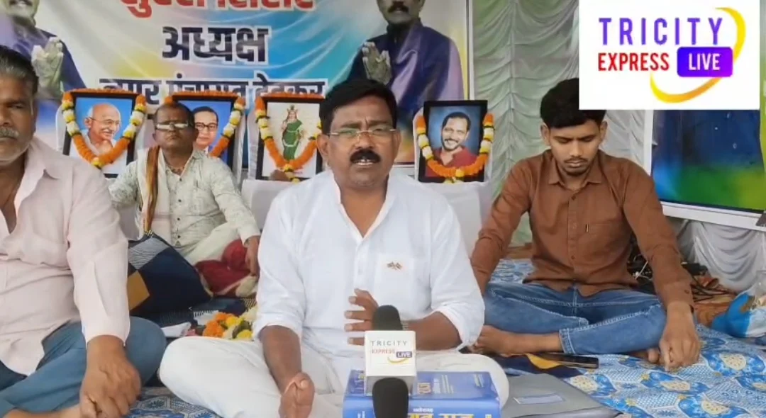 प्रधानमंत्री आवास में बंदरबाट, पार्षद व पार्षद पुत्र को जारी कर दिया भवन अनुज्ञा पत्र, कार्रवाई नहीं होने पर धरने पर बैठे देवकर नगर पंचायत के अध्यक्ष