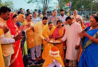 शिवनाथ तट पर गूंजा हर-हर महादेव, महापौर,सभापति व प्रभारी ने किया भव्य रुद्राभिषेक, बर्फ की सिल्ली से बना आकर्षक शिवलिंग