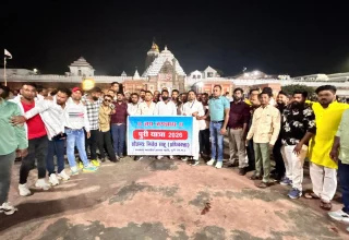 दुर्ग से 100 युवाओं का भव्य आध्यात्मिक सफर: जगन्नाथ मंदिर में एक साथ किए भगवान के दर्शन