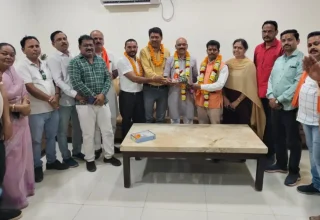 भाजपा झुग्गी-झोपड़ी प्रकोष्ठ के नवनियुक्त पदाधिकारियों का भाजपा कार्यालय में हुआ अभिनंदन जिलाध्यक्ष सुरेंद्र कौशिक ने कहा गरीबों के हितार्थ भाजपा सरकार कि योजनाओं को नीचे तक पहुंचाने में करें सहयोग