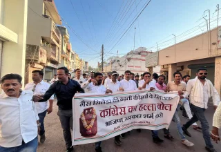 गैस सिलेंडर महंगा होने पर महिला कांग्रेस ने निकाली एलपीजी गैस की अर्थी यात्रा, मोदी सरकार को घेरा