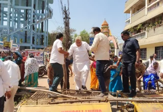 भाजपा कार्यालय का घेराव, सरकार के खिलाफ उग्र विरोध, बैरिकेड पर चढ़े अरुण वोरा