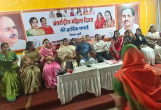 अंतरराष्ट्रीय महिला दिवस पर भाजपा महिला मोर्चा ने खेली फूलों की होली, महिलाओं को किया सम्मानित