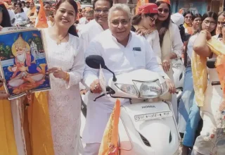 दुर्ग चेटीचंड बाइक रैली : अरुण वोरा खुद बाइक चलाते नजर आए, सिंधी समाज की एकजुटता का भव्य प्रदर्शन