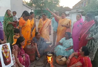 रसोई गैस संकट को लेकर महिला कांग्रेस का अनोखा विरोध प्रदर्शन