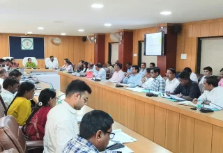 जनगणना कार्य को सर्वाेच्च प्राथमिकता और संवेदनशीलता के साथ पूर्ण करें : कलेक्टर ममगाईं