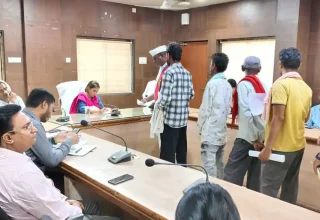 जनदर्शन में कलेक्टर प्रतिष्ठा ममगाईं ने आमजन की समस्याएं सुनीं