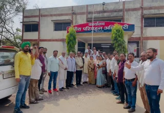 ई-चालान की अधिक जुर्माना राशि लेने से जनता त्रस्त , कांग्रेस ने RTO अधिकारी को सौंपा ज्ञापन