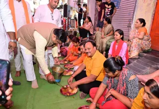 हनुमान जयंती पर मंत्री गजेन्द्र यादव ने मंदिरों में की पूजा, भंडारा परोसकर दिया सेवा का संदेश