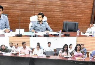 कलेक्टर ने प्रधानमंत्री आवास योजना के कार्यो की समीक्षा की, रूचि नही लेने पर आवास स्वीकृति की जाएगी निरस्त