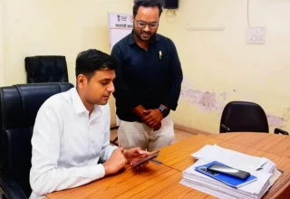 कमिश्नर ने खुद किया स्व-गणना, नागरिकों को दिया डिजिटल भागीदारी का संदेश, मोबाइल से भरा गणना पत्रक, जनगणना 2027 को गति देने की पहल